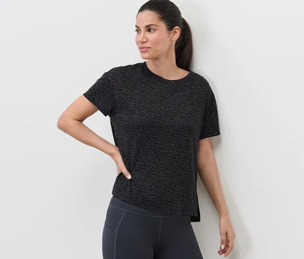 Femme posant dans un t-shirt de sport anthracite.