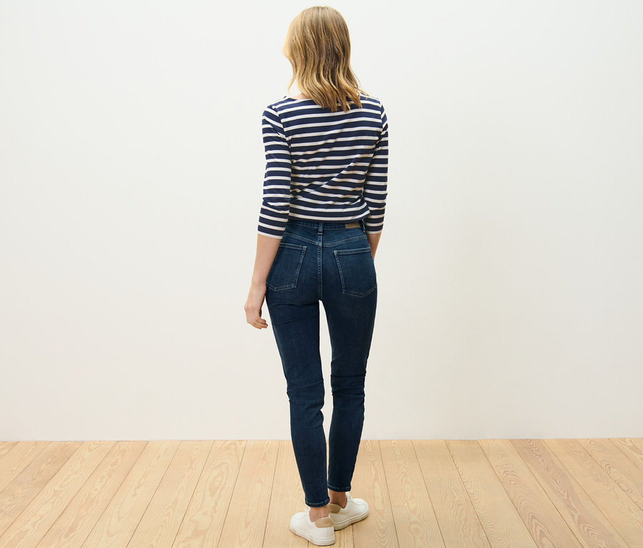 Femme vue de dos portant un jean skinny – coupe « Hanna ».