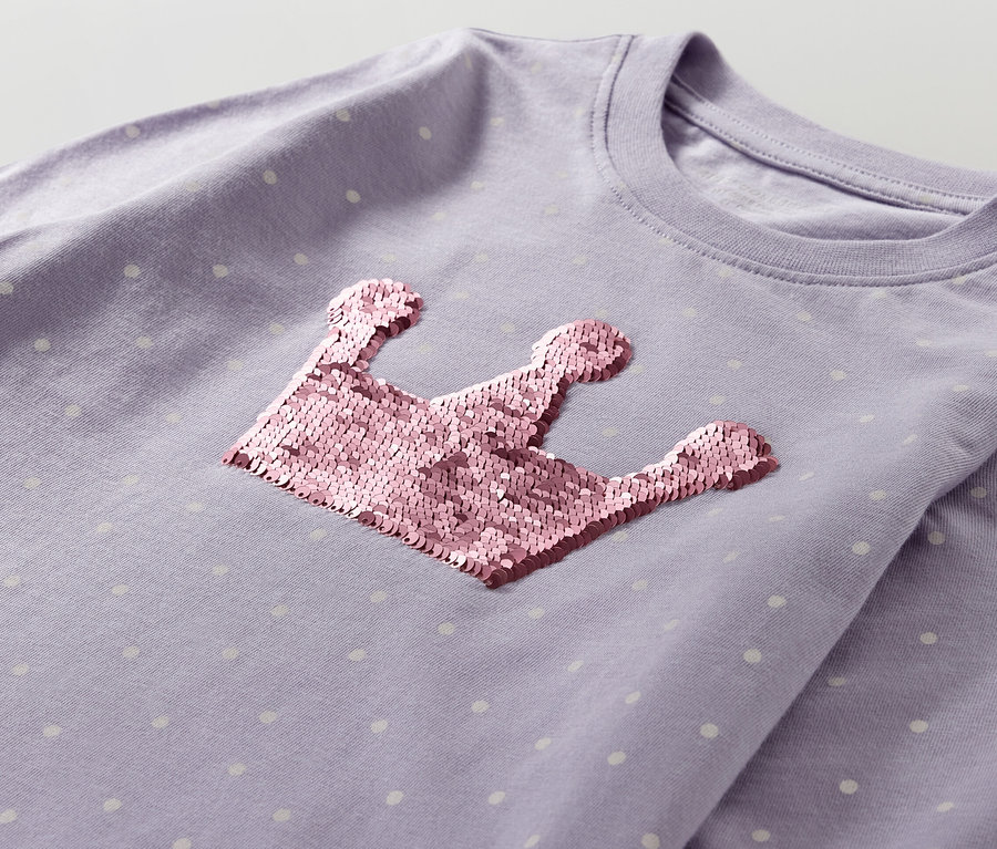 T-shirt à manches longues violet avec motif de couronne et pois blancs.