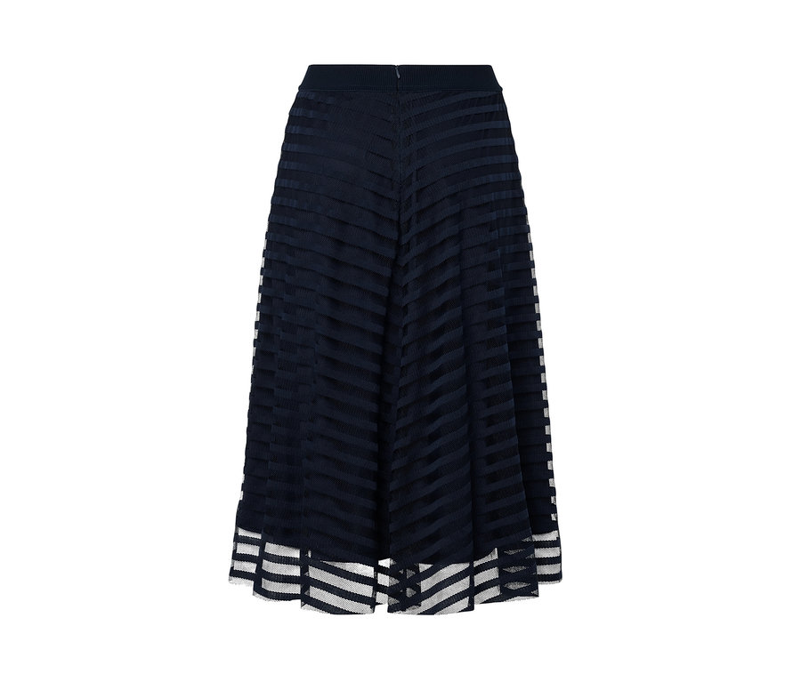 Détail d'une jupe en mesh.