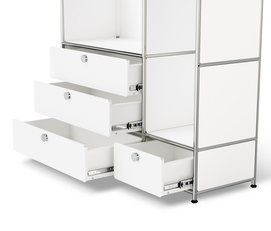 Détail d'une commode en métal blanc « CN3 » avec deux tringles et quatre tiroirs, dont certains sont ouverts.