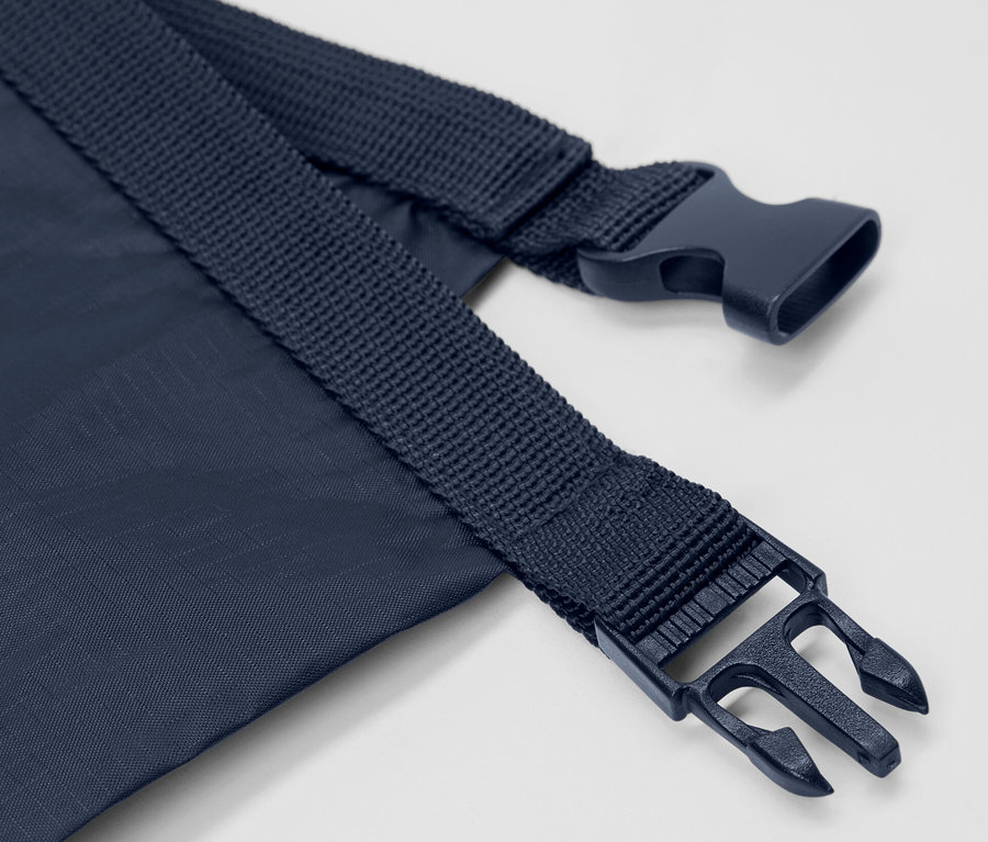 Gros plan d'un sac bleu avec fermeture à boucle et sangle.