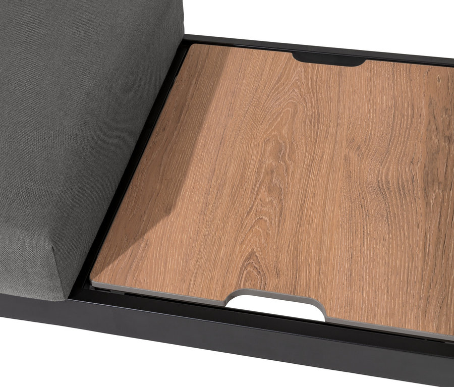 Gros plan sur un canapé-lit 2 en 1 gris avec table centrale relevable.
