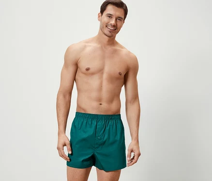 Homme posant en 2 boxers tissés verts.