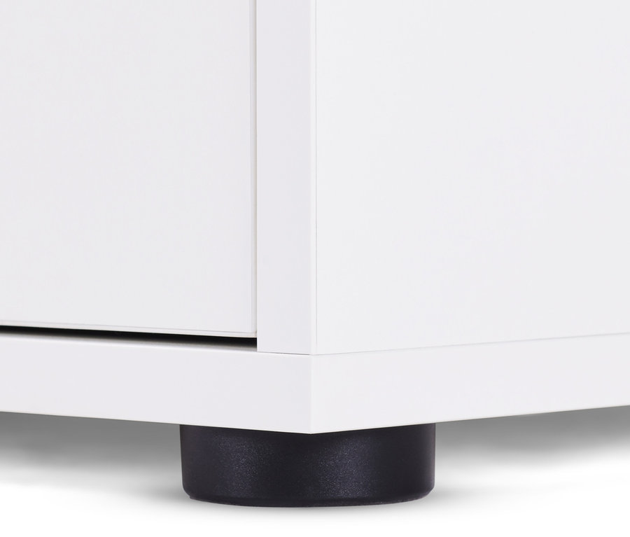 Détail d'un buffet blanc avec tiroirs et porte, reposant sur un pied noir.