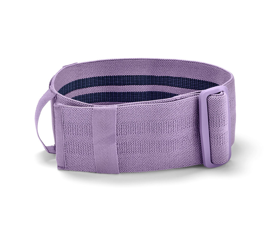 Une bande de fitness ajustable violette est posée sur un fond blanc.