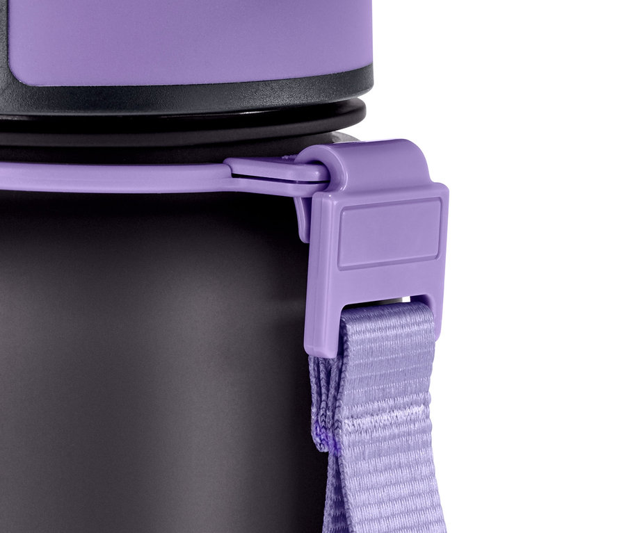 Gros plan d'une gourde noire avec bouchon et sangle violets.