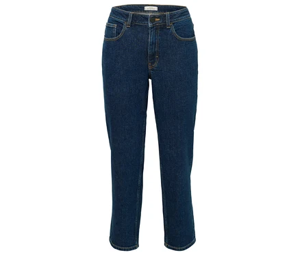 Un jean bleu coupe droite.