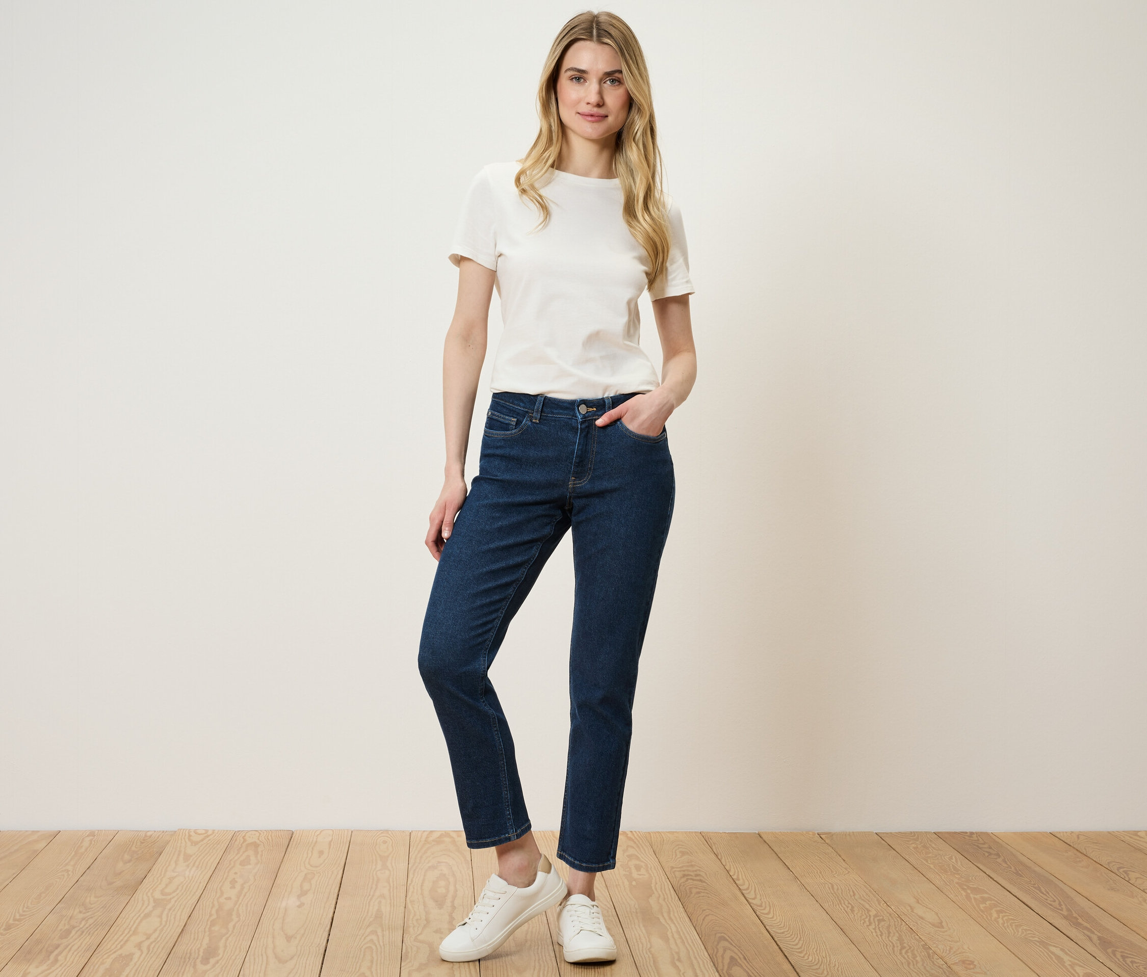 Femme posant en jean droit – Fit « Juna » et t-shirt blanc.