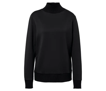 Pull noir à col roulé et manches longues.