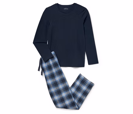 Un pyjama bleu marine avec un pantalon à carreaux posé sur un fond blanc.