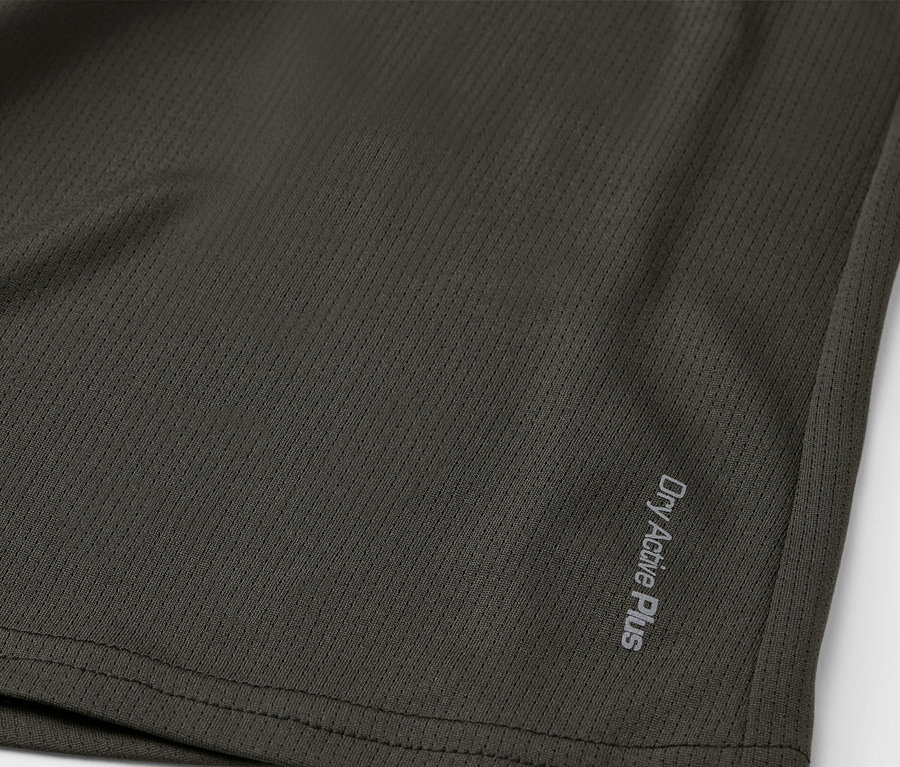 Gros plan sur un tissu de sport gris avec l'inscription "Dry Active Plus".