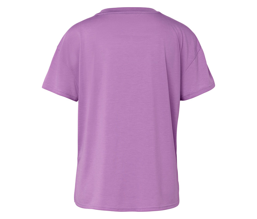 Gros plan sur un t-shirt violet.
