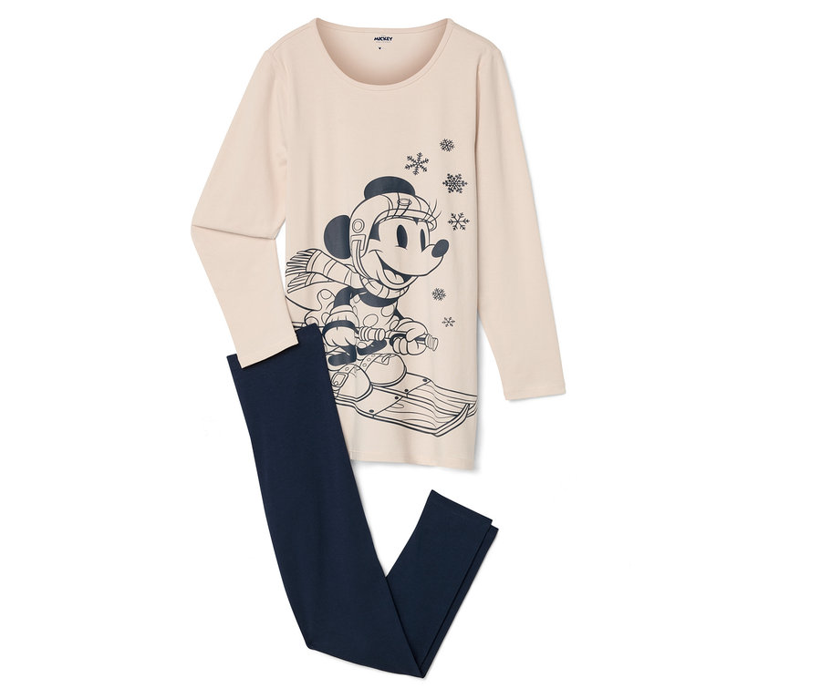 Un haut de pyjama beige à manches longues avec un imprimé de Mickey Mouse faisant du ski, ainsi qu'un pantalon de pyjama bleu marine.