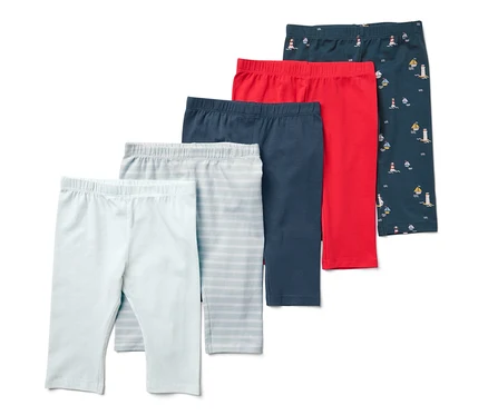 Cinq leggings 3/4 pour enfant, motif marin, couleurs : bleu clair, bleu clair rayé, bleu marine, rouge et bleu marine avec imprimé de phares et de bateaux.