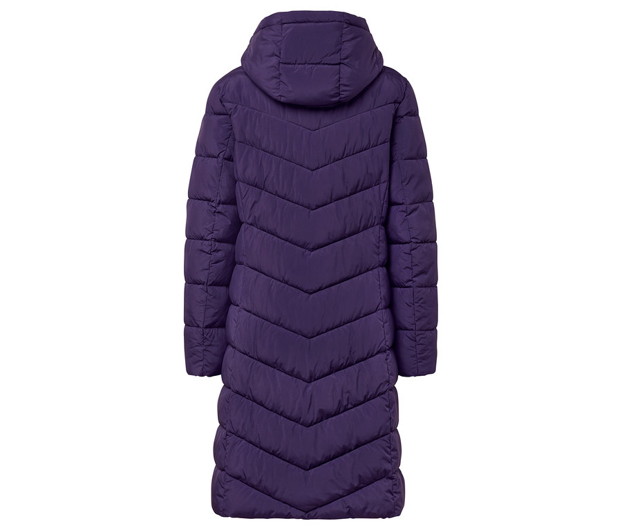 Vue arrière d'une longue doudoune violette à capuche.