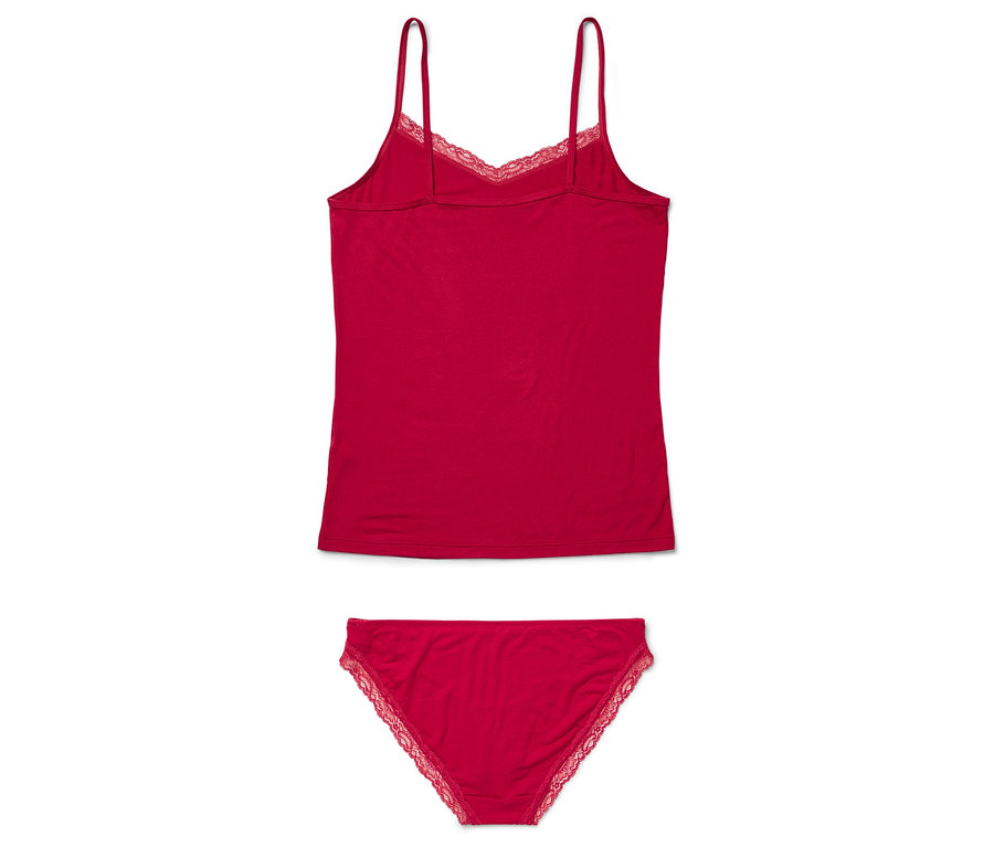 Un débardeur rouge avec de la dentelle et une culotte assortie sur fond blanc.