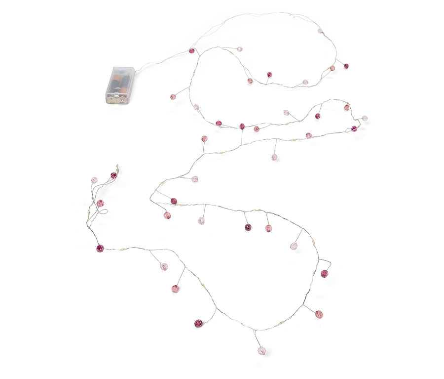 Guirlande lumineuse avec de petites perles roses et un bloc d'alimentation à piles sur fond blanc.