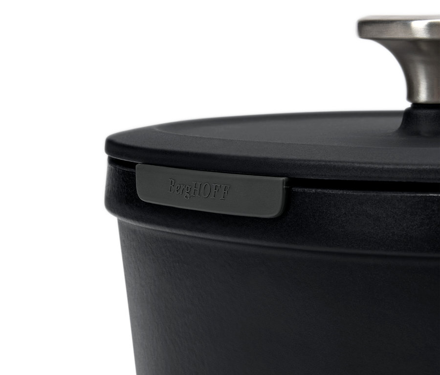 Gros plan d'une casserole noire BergHOFF avec couvercle.