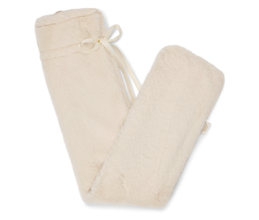 Bouillotte en fausse fourrure crème avec un ruban crème.