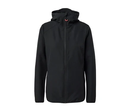 Veste softshell noire à fermeture éclair avec capuche.