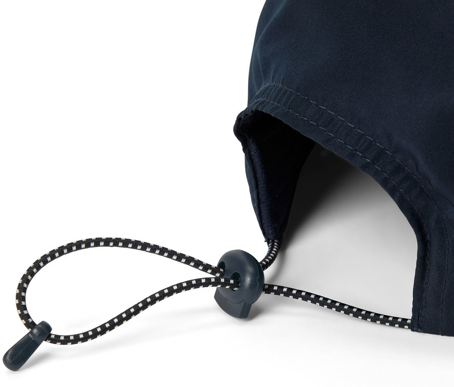 Gros plan sur une casquette pliable bleu marine avec cordon de serrage.