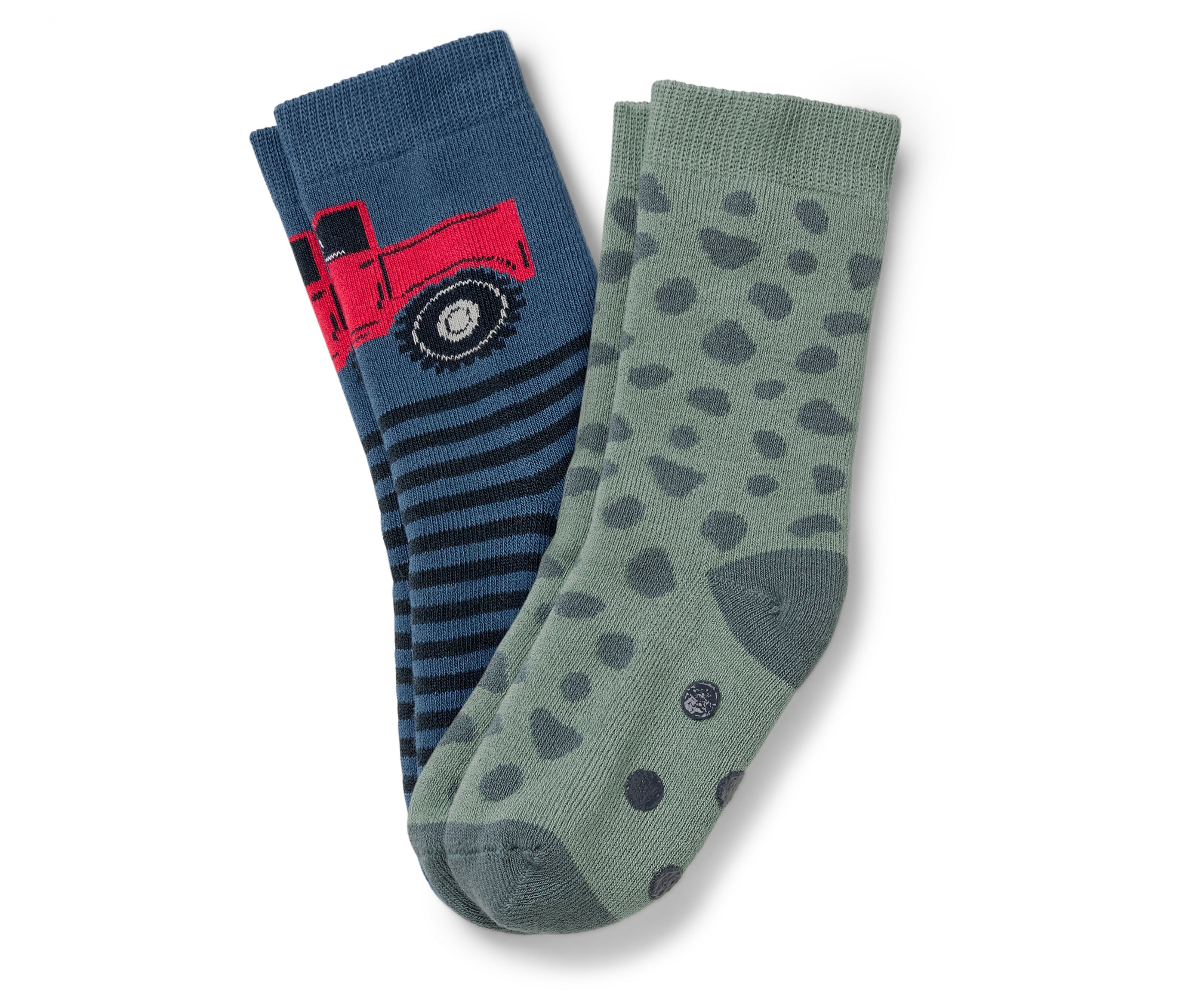 Deux paires de chaussettes pour enfants : une bleue avec un camion rouge et des rayures noires et bleues, l’autre verte avec des taches vert foncé.