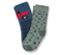 Deux paires de chaussettes pour enfants : une bleue avec un camion rouge et des rayures noires et bleues, l’autre verte avec des taches vert foncé.