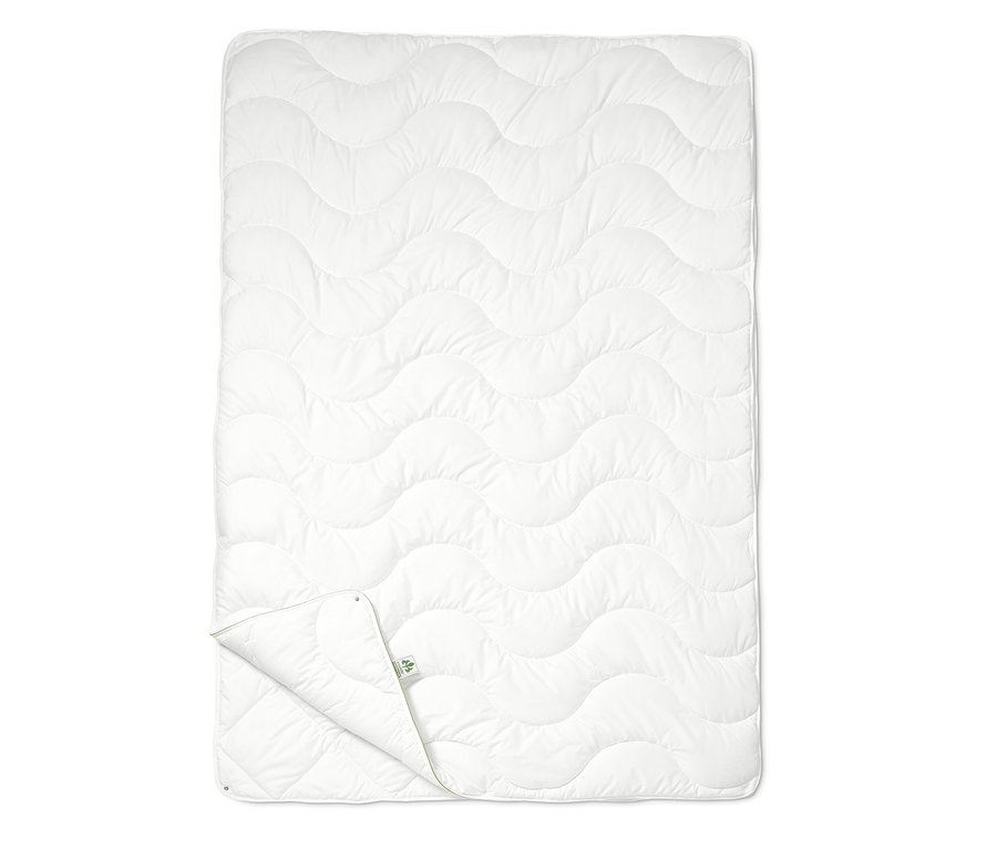 Une couette blanche 4 saisons irisette® greenline avec piquage ondulé.