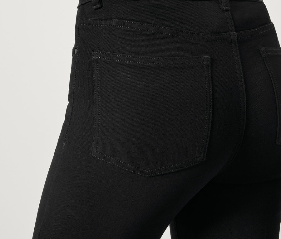 Vue détaillée de l'arrière d'un legging noir avec poches.