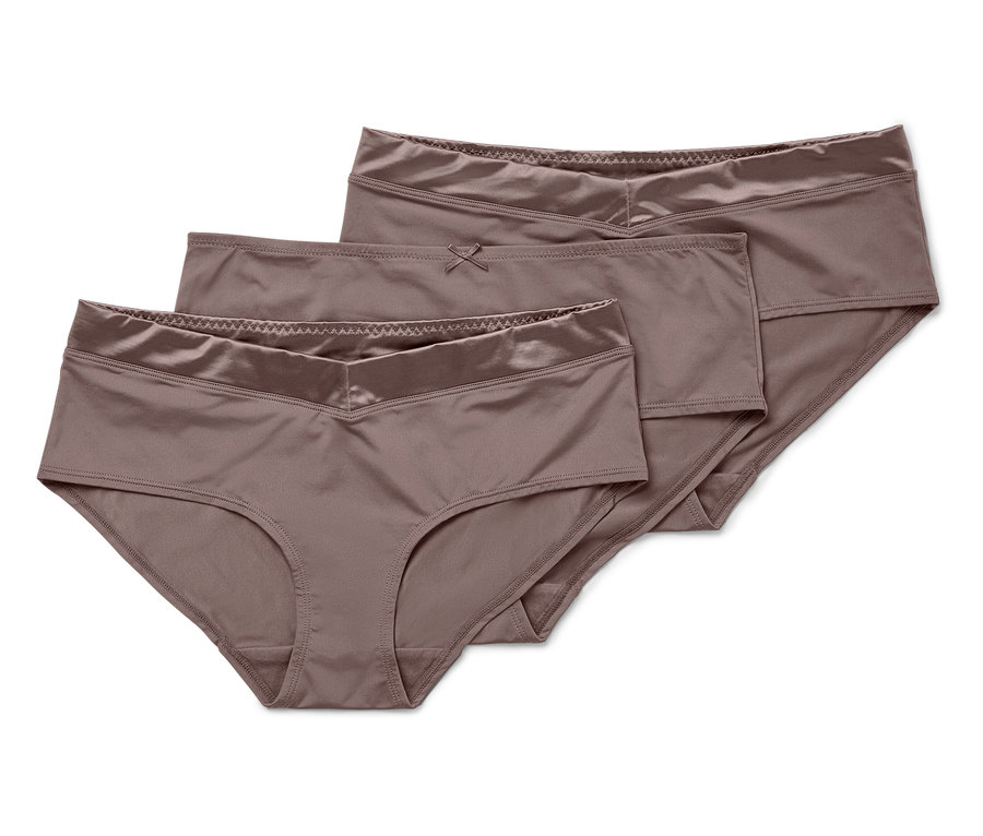 Trois culottes disposées en escalier.