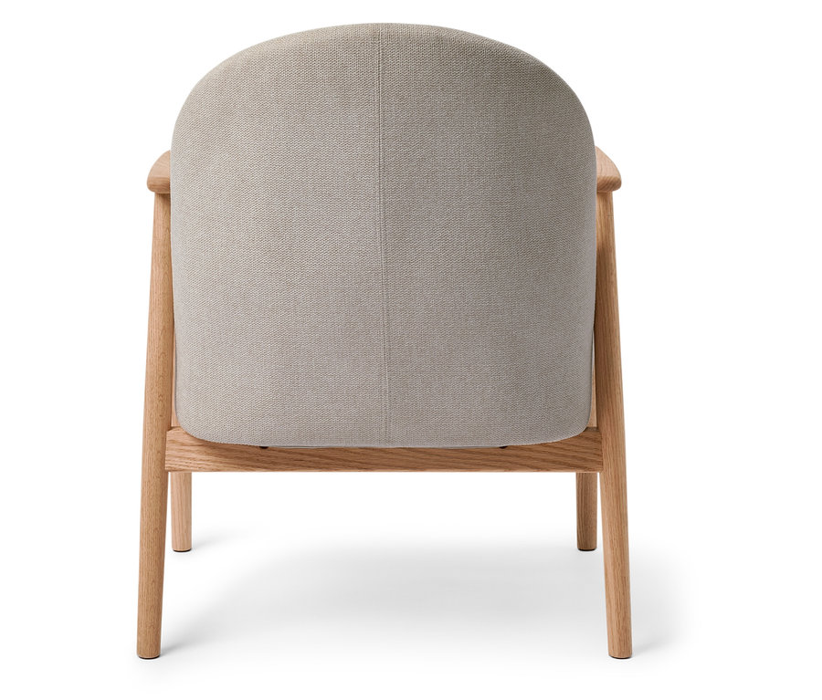 Vue arrière d'un fauteuil beige avec un cadre en bois.