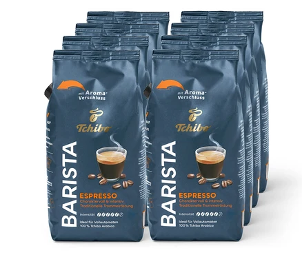 Une rangée d'emballages bleus de café Tchibo Barista Espresso avec une image d'une tasse d'espresso et de grains de café.