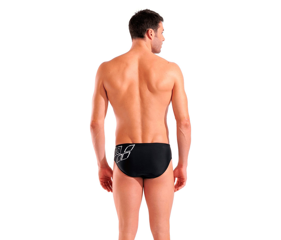Un homme vu de dos porte un maillot de bain slip arena Scratchy, noir.