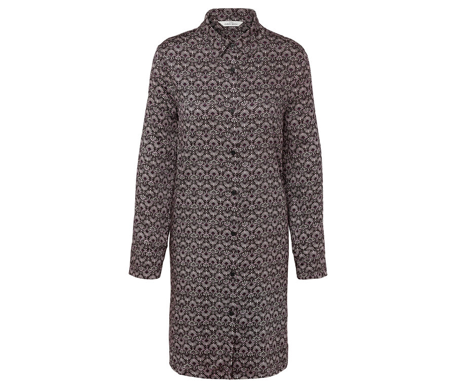 Robe chemise noire et rose à fleurs à manches longues.