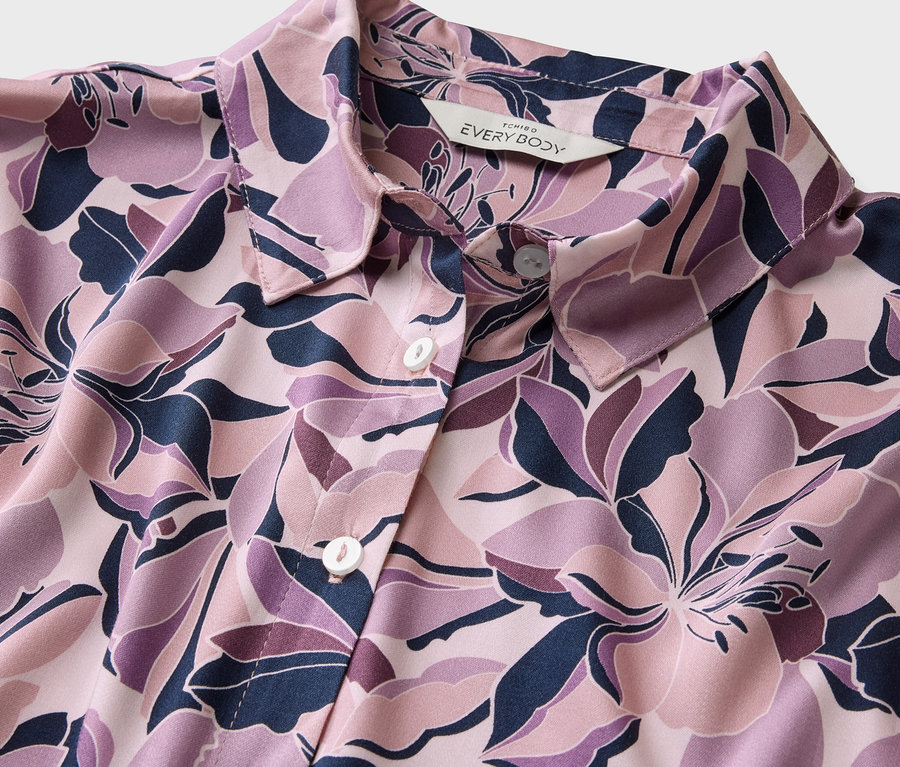 Détail d'un ensemble de pyjama à motif floral.
