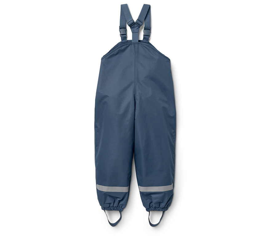 Salopette de pluie bleue pour enfant avec bandes réfléchissantes en bas des jambes.