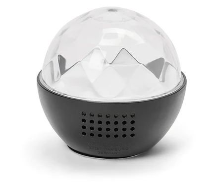 Gros plan d'une boule disco noire et blanche.