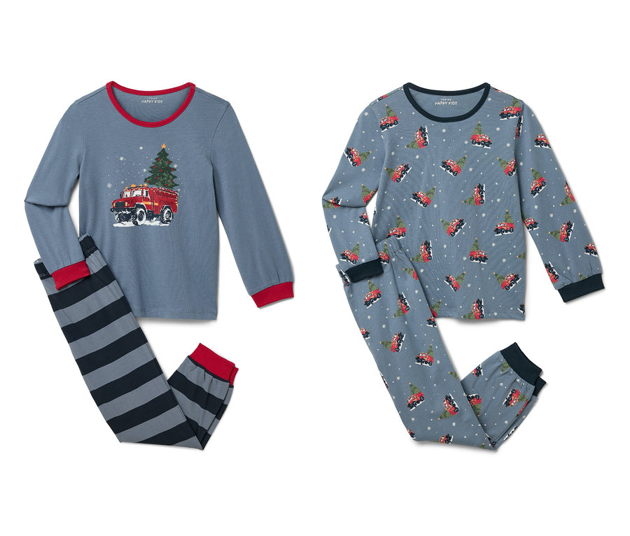 Deux ensembles de pyjamas pour enfants. Un ensemble montre un camion de pompiers avec un arbre de Noël sur le dessus et un pantalon rayé. L'autre ensemble est imprimé de camions de pompiers avec des arbres de Noël sur l'ensemble.