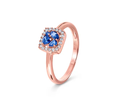Gros plan d'une bague dorée en argent 925 »Blue Cluster« avec des pierres précieuses bleues et blanches.