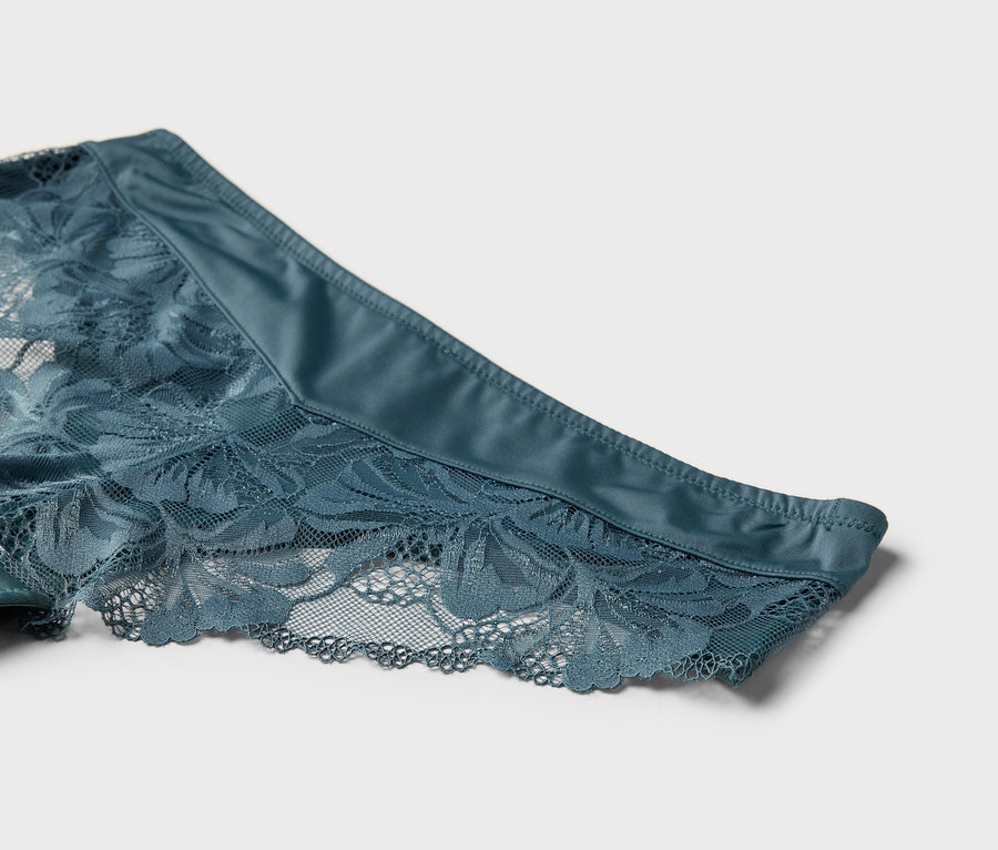 Gros plan d'une culotte en dentelle bleue.