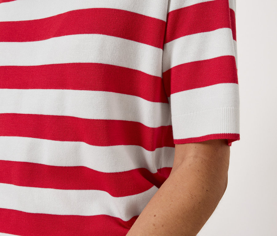 Haut rayé rouge et blanc sur une personne.