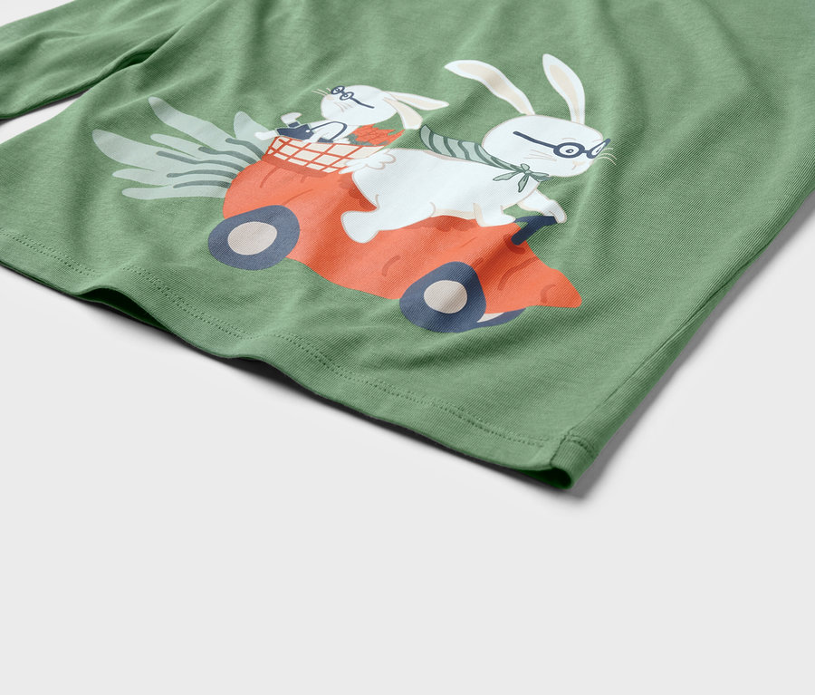 T-shirt vert avec un imprimé de deux lapins conduisant une voiture orange.