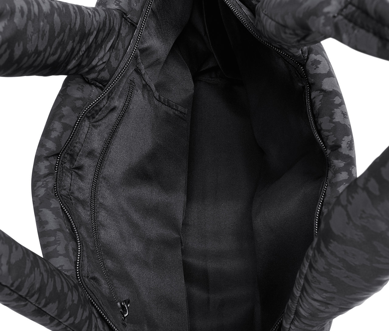 Vue intérieure d'un sac fourre-tout noir à motifs ouvert avec fermeture éclair.