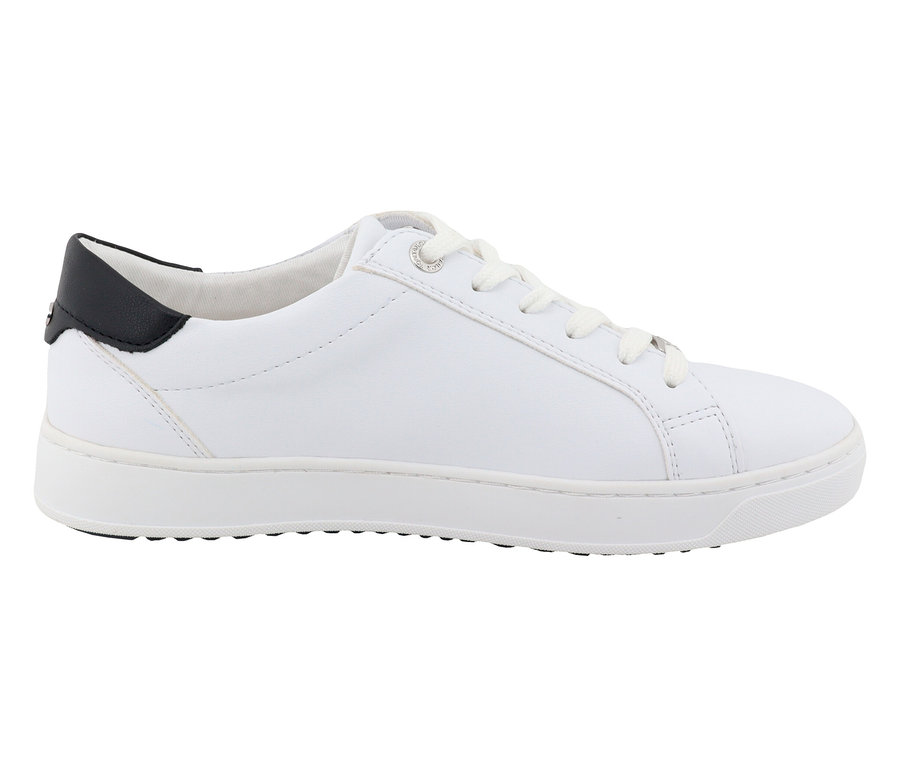 Basket blanche avec des accents noirs au talon et des lacets blancs.