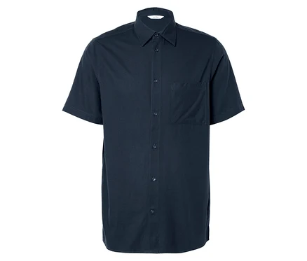 Chemise bleu foncé à manches courtes avec poche poitrine.