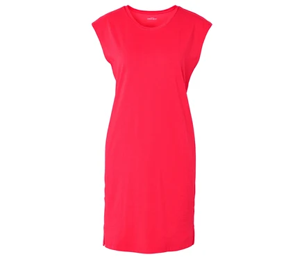 Robe t-shirt rouge longueur genou à manches courtes, isolée sur fond blanc.