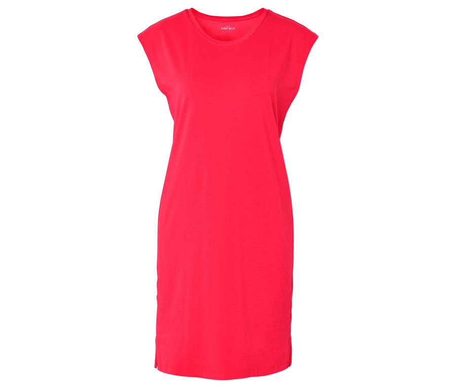 Robe t-shirt rouge longueur genou à manches courtes, isolée sur fond blanc.