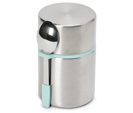Un récipient isotherme cylindrique argenté avec une bande élastique bleu clair et une cuillère argentée.
