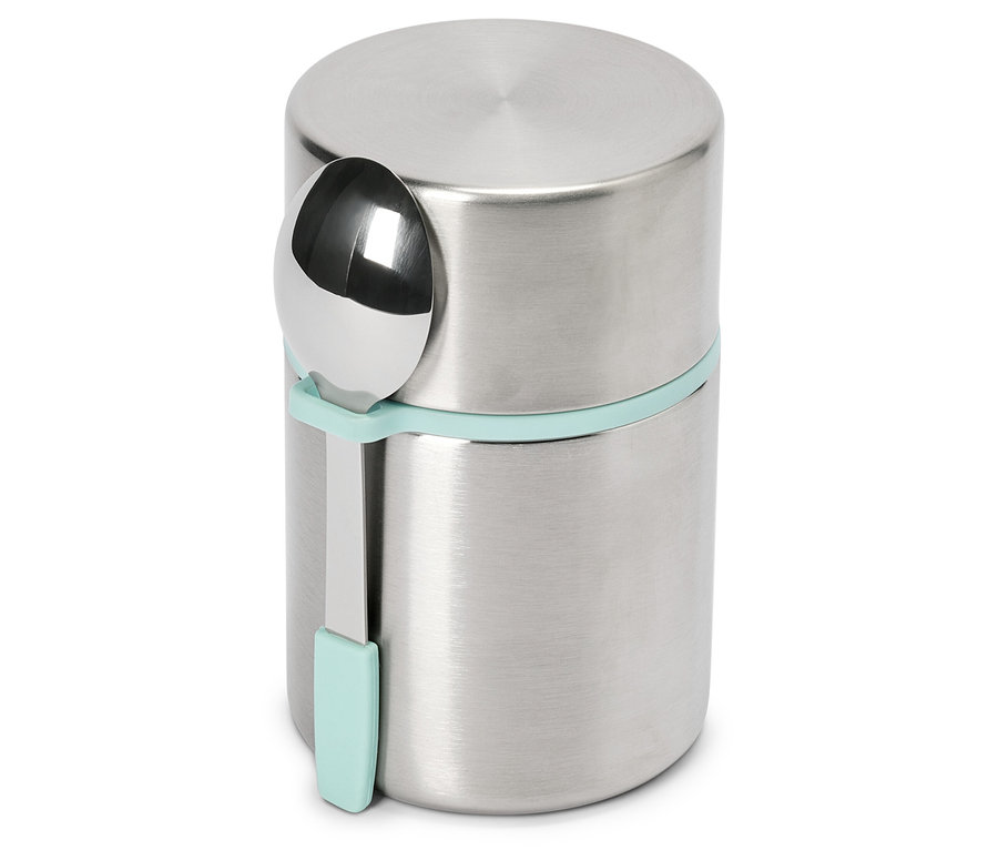 Un récipient isotherme cylindrique argenté avec une bande élastique bleu clair et une cuillère argentée.